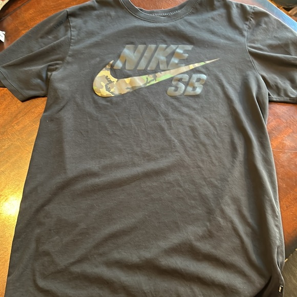 Nike SB Camo Logo Dri-Fit Medium EUC Mens Short Sleeve T-shirt Black - Picture 2 of 7